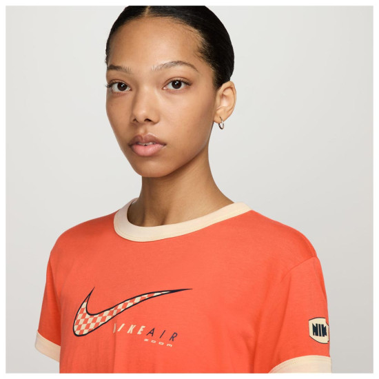 Nike Γυναικεία κοντομάνικη μπλούζα Sportswear Club Motorsport Tee Nike Γυναικεία κοντομάνικη μπλούζα Sportswear Club Motorsport Tee